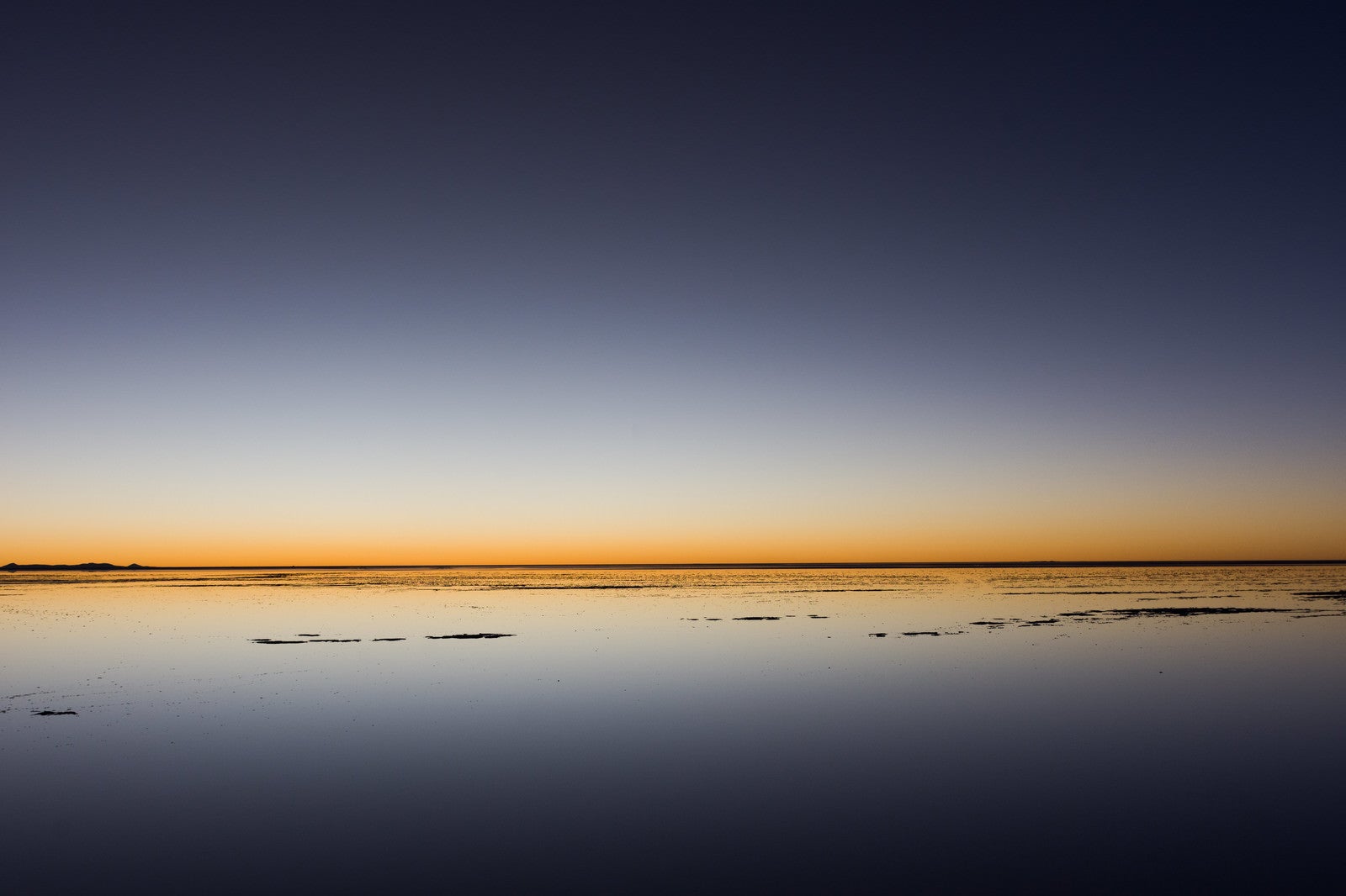 「ウユニ塩湖の日没（地平線）」の写真