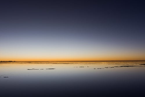 ウユニ塩湖の日没（地平線）の写真