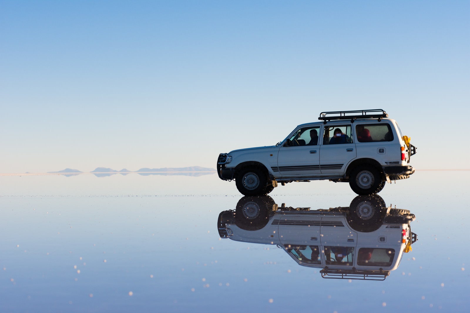 「ウユニ塩湖上と車両」の写真
