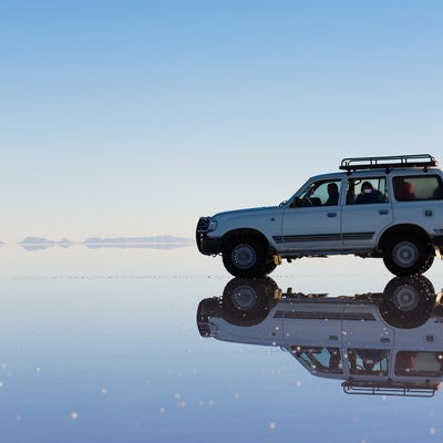 ウユニ塩湖上と車両の写真