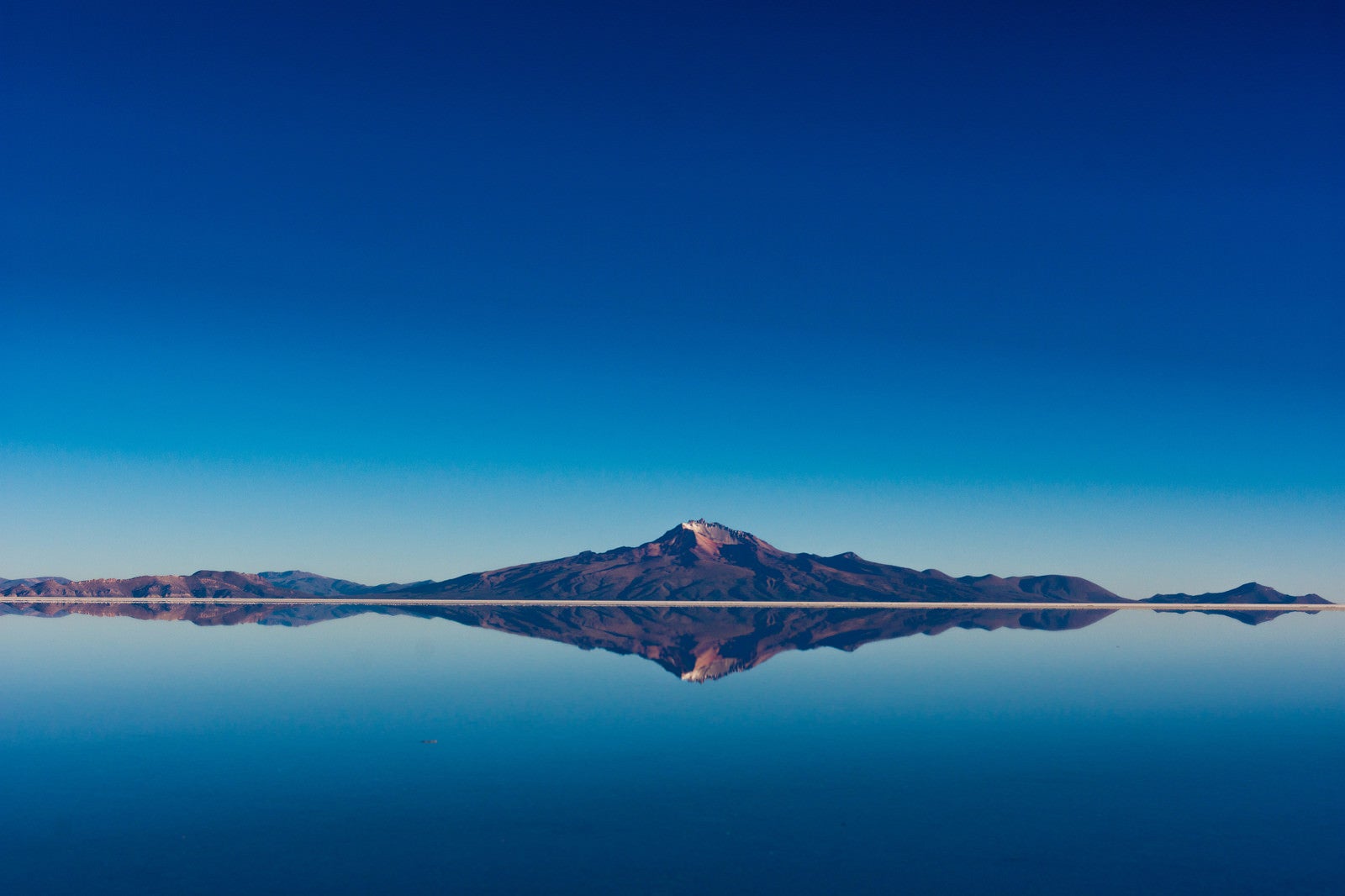 「鏡張りの山（ウユニ塩湖）」の写真