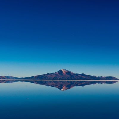 鏡張りの山（ウユニ塩湖）の写真