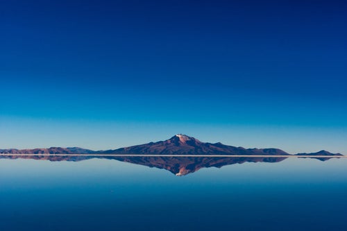 鏡張りの山（ウユニ塩湖）の写真
