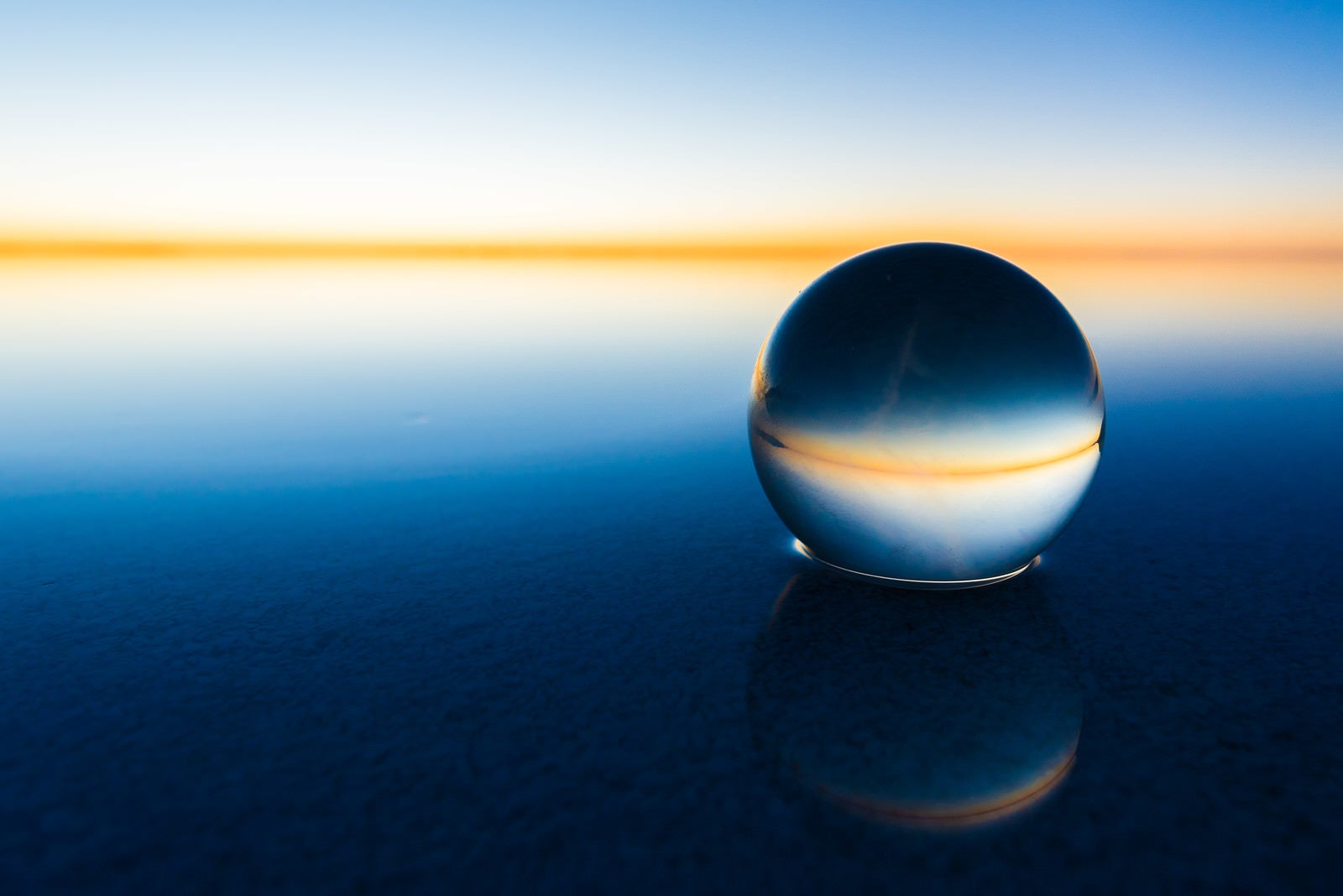 「丸い水晶とウユニ塩湖の水平線」の写真