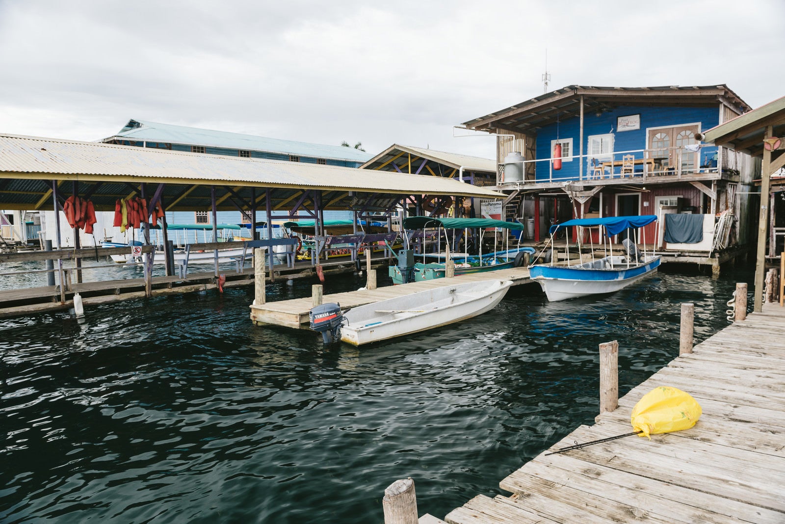 「ボートと海上の家（パナマ）」の写真