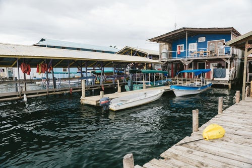 ボートと海上の家（パナマ）の写真