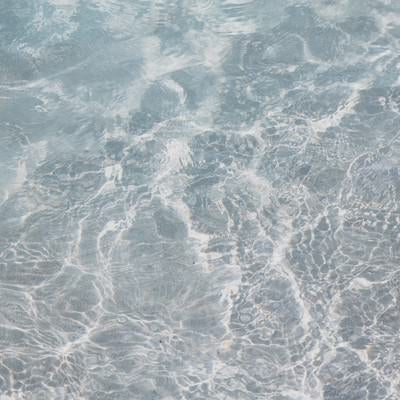 透き通る海と水面の写真
