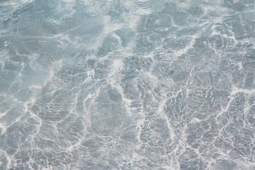 透き通る海と水面の写真