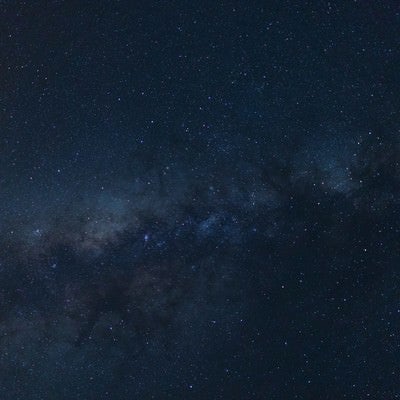 手を伸ばせばつかめそうな宮古島の星空（天の川）の写真