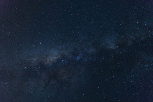 手を伸ばせばつかめそうな宮古島の星空（天の川）の写真