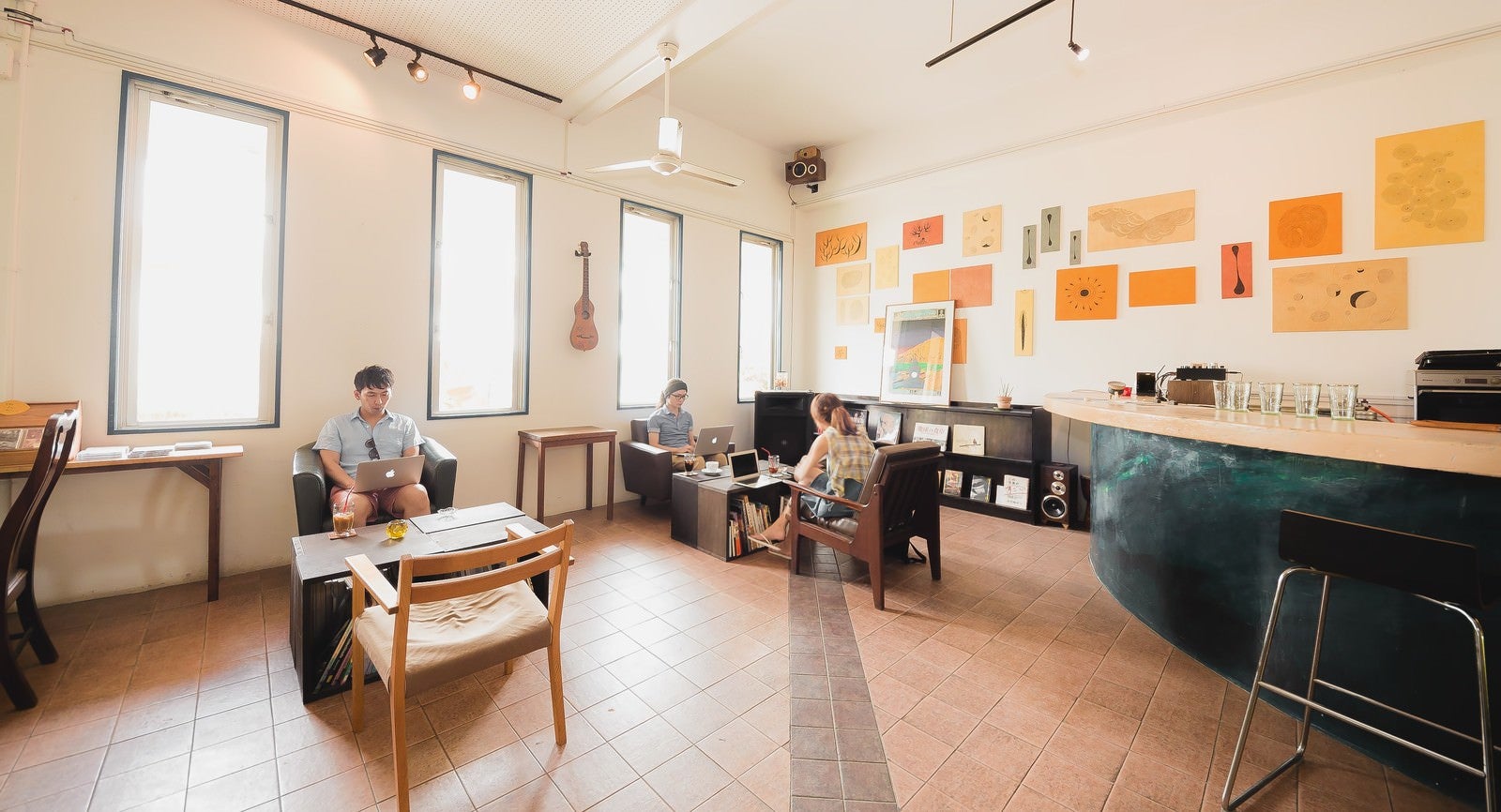 「心と時間に余裕を持ち、コワーキングカフェで開発合宿を行うノマドワーカーたち」の写真［モデル：大川竜弥］