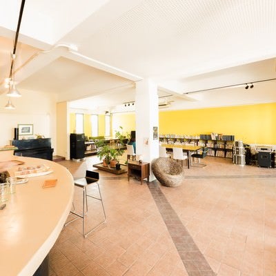 電源・Wi-Fiなど各種設備が充実した宮古島のコワーキングカフェの写真