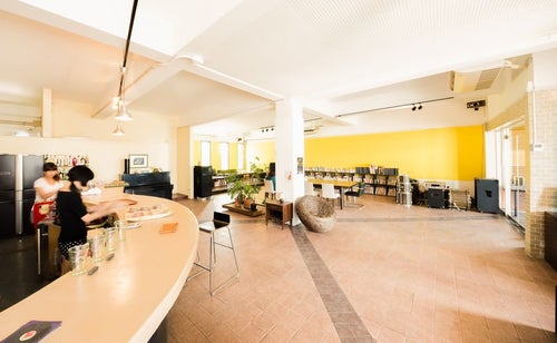 電源・Wi-Fiなど各種設備が充実した宮古島のコワーキングカフェの写真