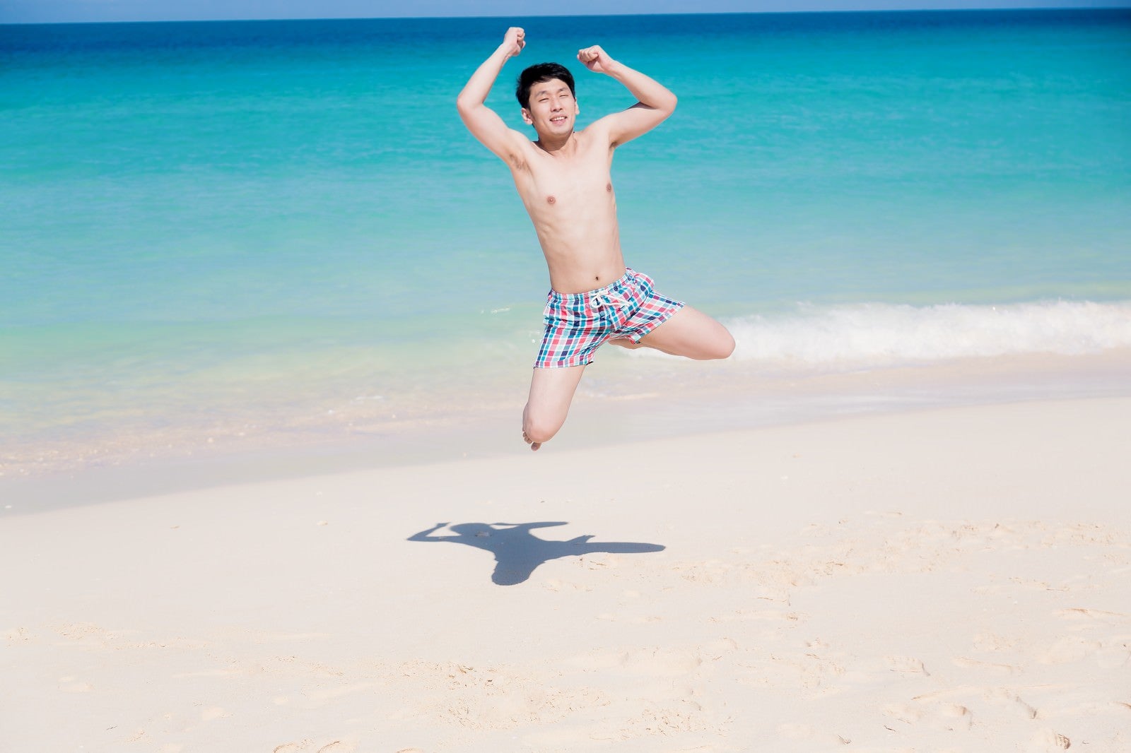 「夏休み、海ではしゃぐ海パン男子」の写真［モデル：大川竜弥］