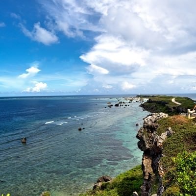 東平安名崎の崖の写真