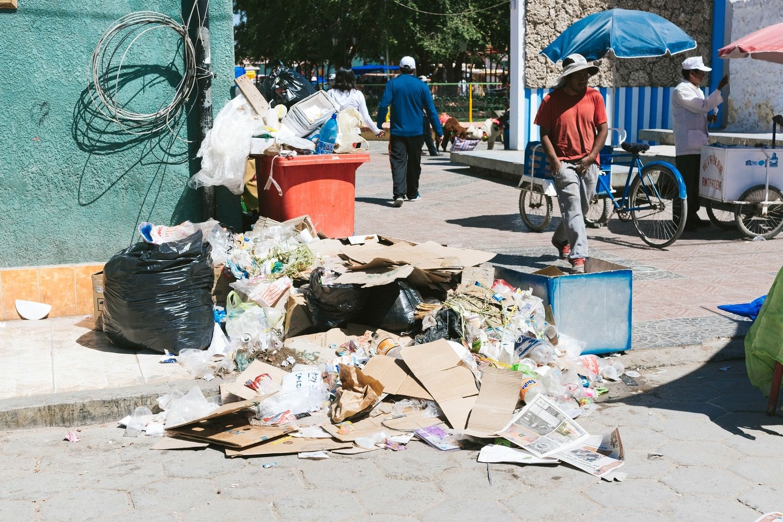 「街頭に投げ捨てられたゴミ」の写真