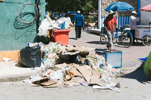 街頭に投げ捨てられたゴミの写真