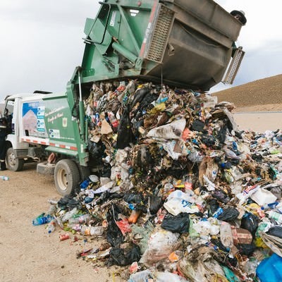 ゴミ収集車の大量の廃棄物（ウユニ市の現状）の写真