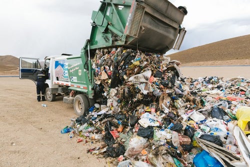 ゴミ収集車の大量の廃棄物（ウユニ市の現状）の写真