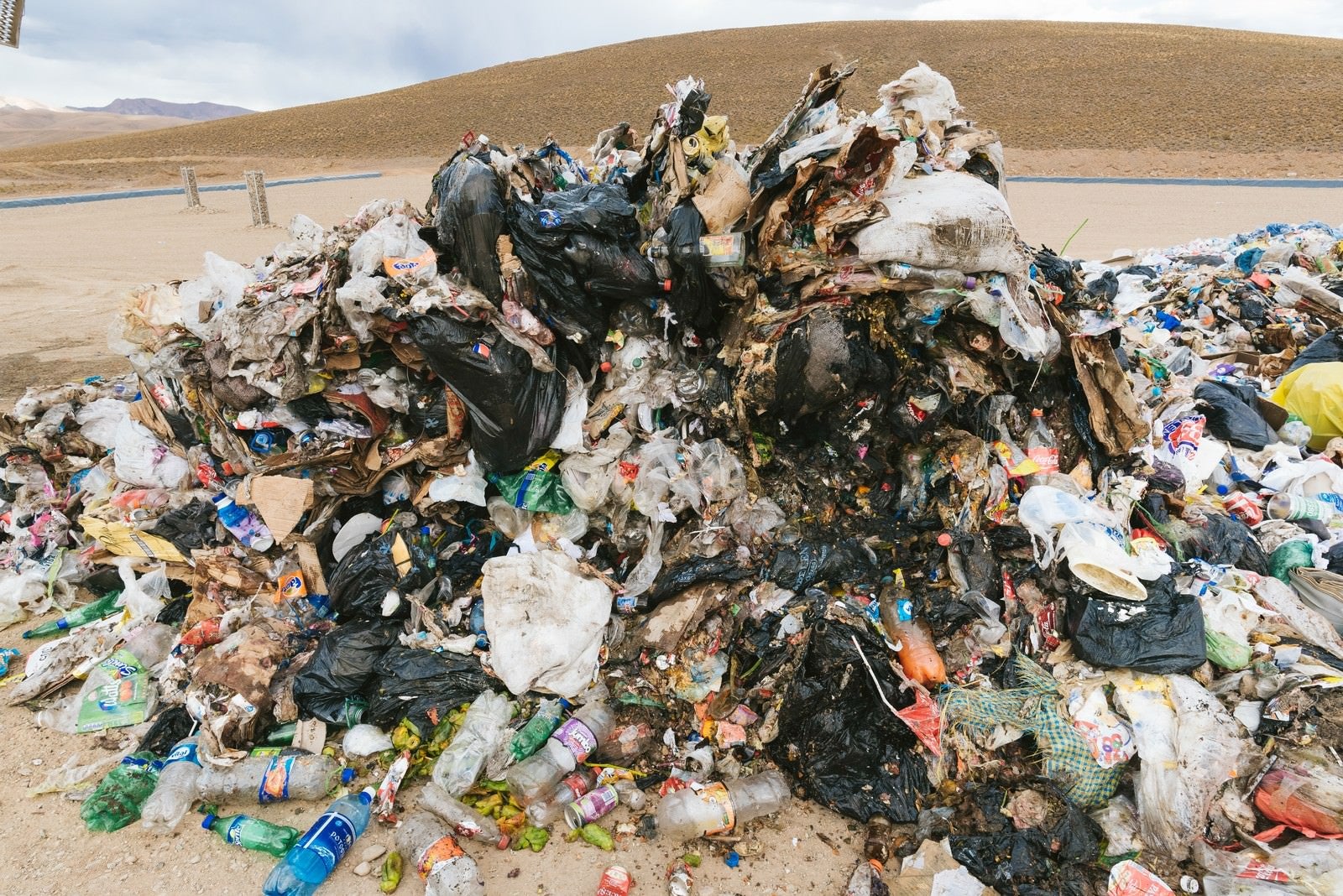 「環境汚染が問題の南米のゴミ事情（閲覧注意）」の写真