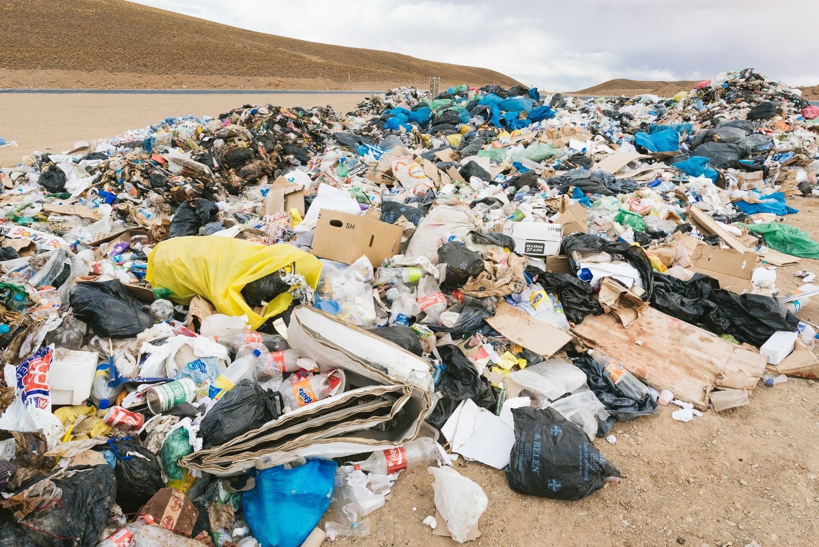 「廃棄物の山（環境問題）」の写真