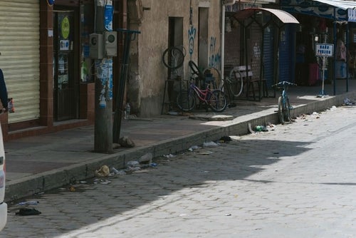 路肩にもゴミ（ウユニ市街地）の写真