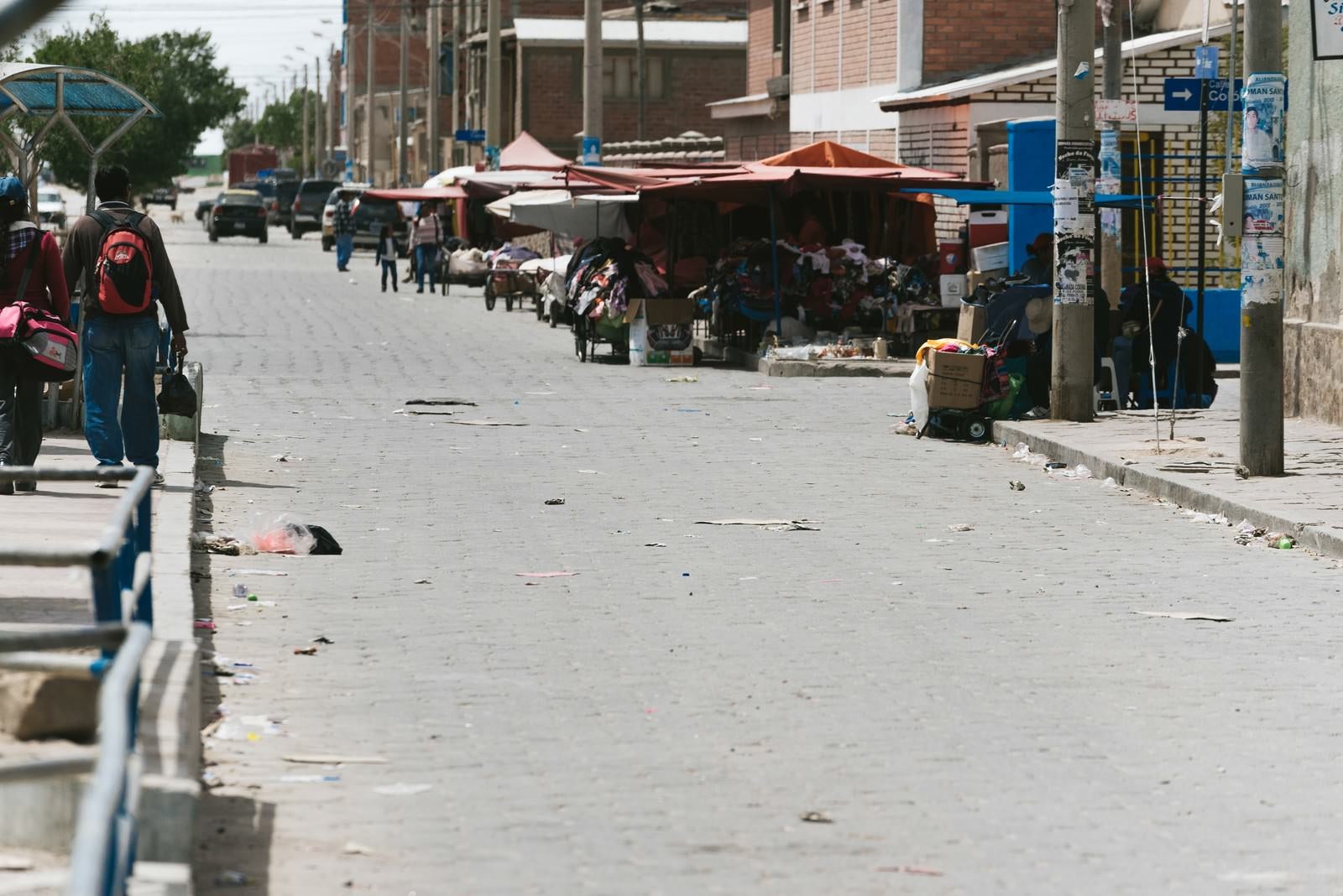 「至る所にゴミが散乱するウユニ市街」の写真
