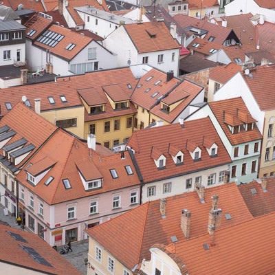 見渡す限りの赤茶色の屋根（チェコ共和国・ブドヴァル）の写真