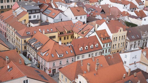 見渡す限りの赤茶色の屋根（チェコ共和国・ブドヴァル）の写真