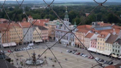 金網とチェスケーブジェヨヴィツェの街並み（ブドヴァル）の写真