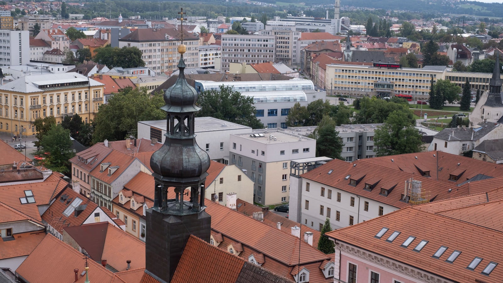 「赤茶色の屋根と街並み（チェコ共和国・ブドヴァル）」の写真
