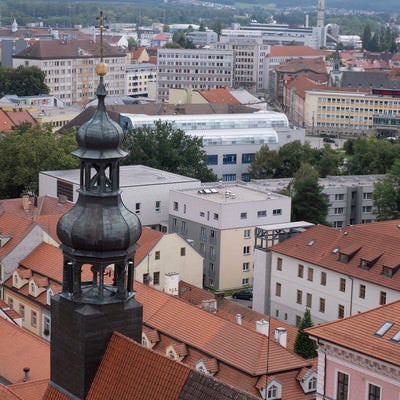 赤茶色の屋根と街並み（チェコ共和国・ブドヴァル）の写真