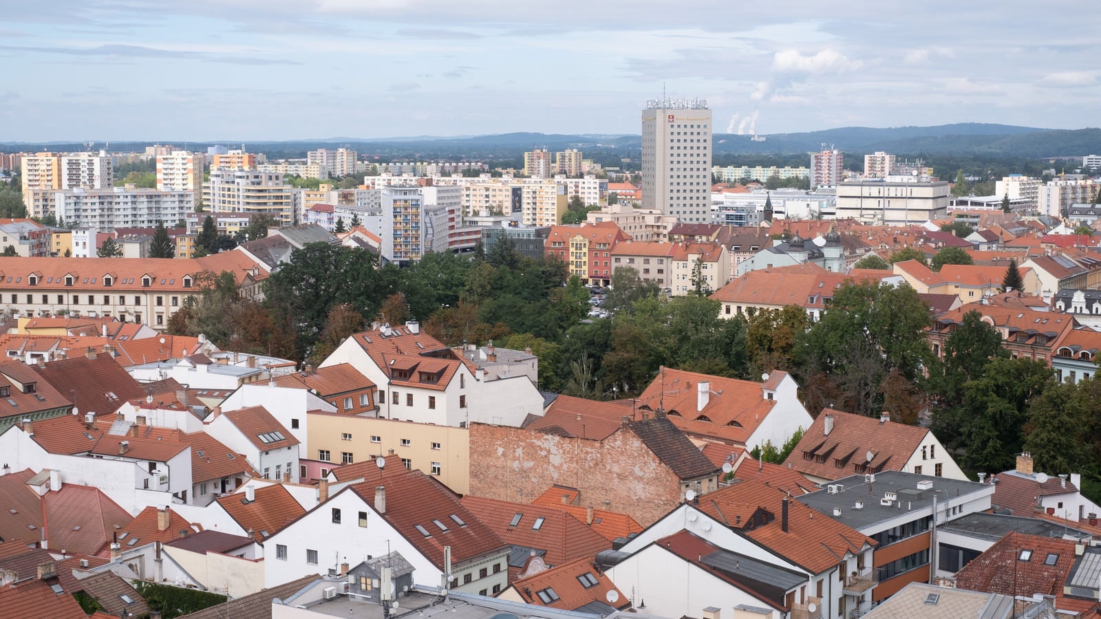「赤茶色の屋根から始まる街並み（チェコ共和国・ブドヴァル）」の写真