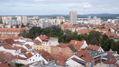 赤茶色の屋根から始まる街並み（チェコ共和国・ブドヴァル）の写真