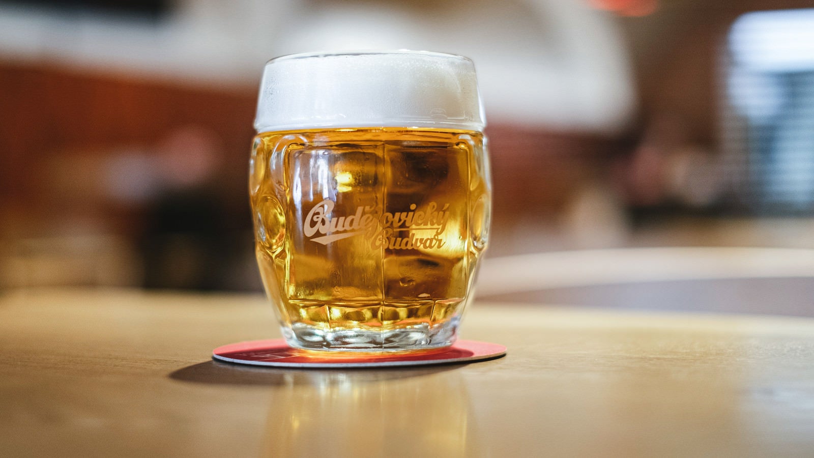 「手を付ける前のビール（チェコ共和国・ブドヴァル）」の写真