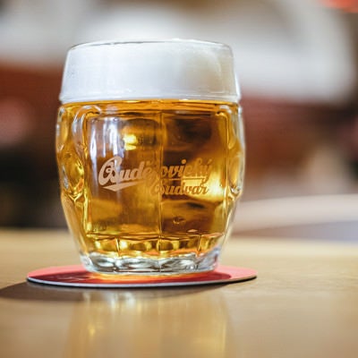手を付ける前のビール（チェコ共和国・ブドヴァル）の写真