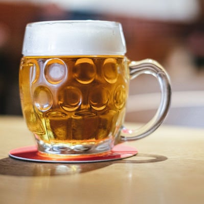 黄金色のビール（チェコ共和国・ブドヴァル）の写真