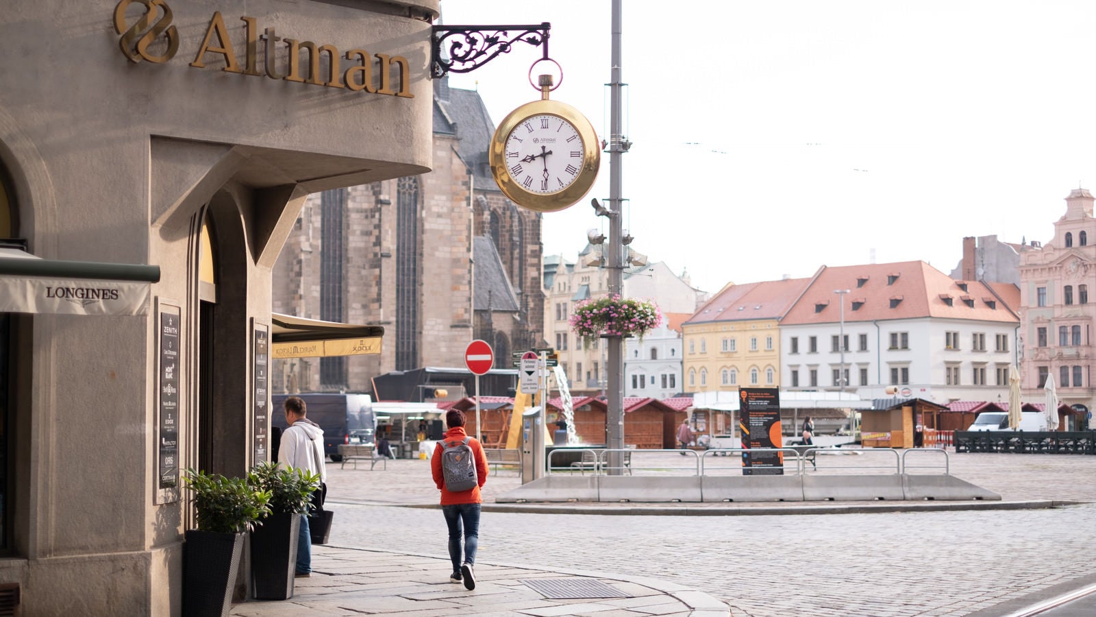 「プルゼニの町並みと金色のサイドクロック（チェコ共和国）」の写真