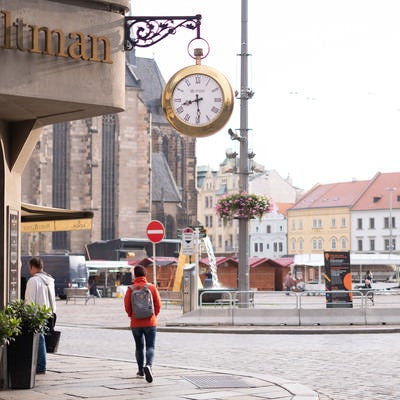 プルゼニの町並みと金色のサイドクロック（チェコ共和国）の写真