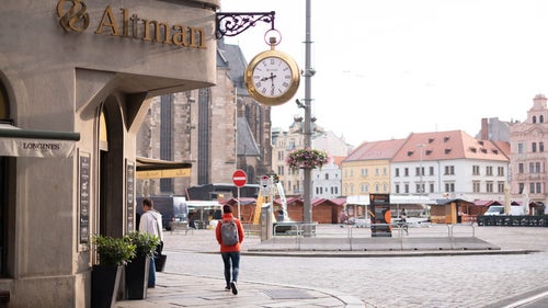 プルゼニの町並みと金色のサイドクロック（チェコ共和国）の写真
