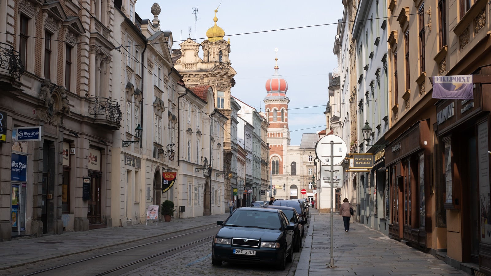 「プルゼニの路地に駐車する車（チェコ共和国）」の写真