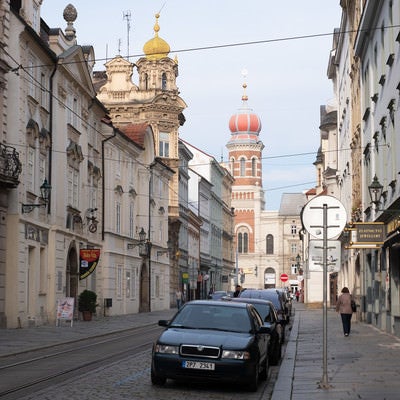 プルゼニの路地に駐車する車（チェコ共和国）の写真