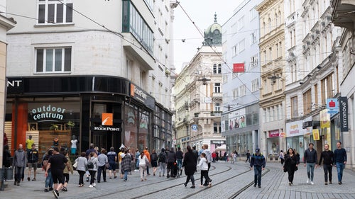 ブルノ市の街並みと人混み（チェコ共和国）の写真