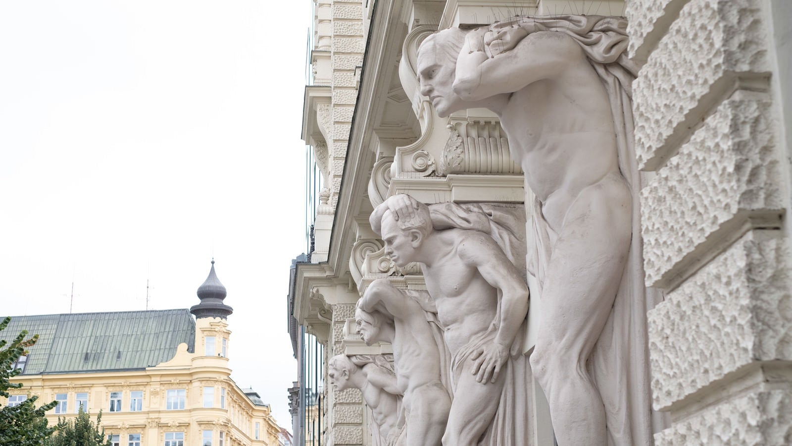 「建物の柱に彫刻されたオブジェ（チェコ共和国・ブルノ市）」の写真