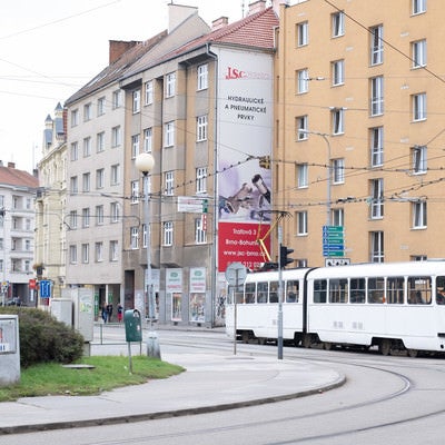 ブルノ市街を走るトラム（チェコ共和国）の写真