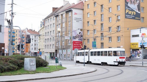 ブルノ市街を走るトラム（チェコ共和国）の写真