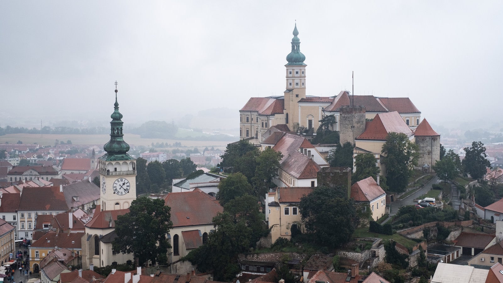 「ミクロフ城と街並み（チェコ共和国・ミクロフ）」の写真