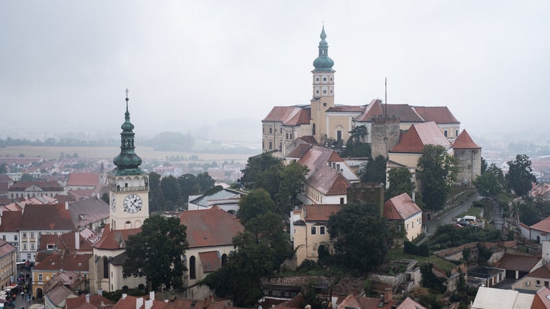 ミクロフ城と街並み（チェコ共和国・ミクロフ）の写真