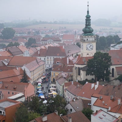 赤茶に統一された屋根と時計台（チェコ共和国・ミクロフ）の写真