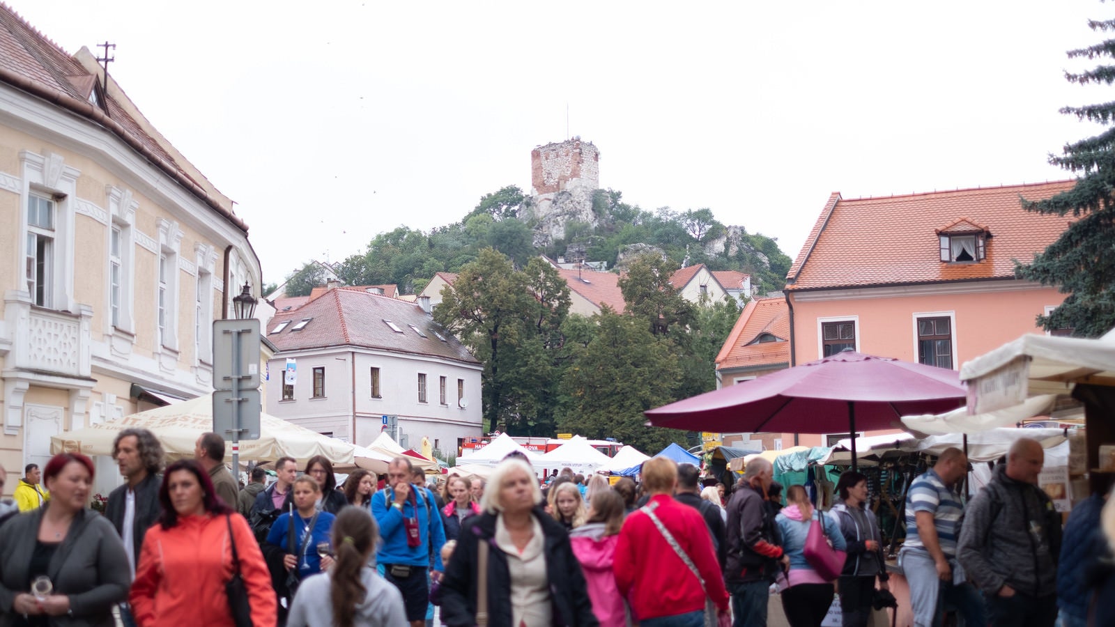 「ミクロフ市の人混みと街並み（チェコ共和国）」の写真